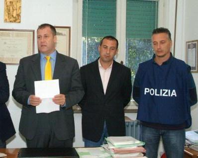 Coppia trovata con 50 grammi di droga mentre percorre la via Romana 
