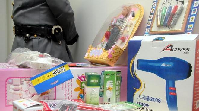 Sequestrati prodotti per la casa e alimenti nocivi per la salute