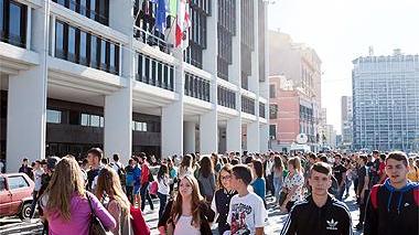 Scuola, centinaia di studenti in piazza a Cagliari 
