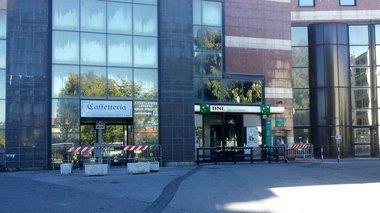 Torre della Cigna, vetrata giù dal 12° piano per la libecciata: transennata l'area