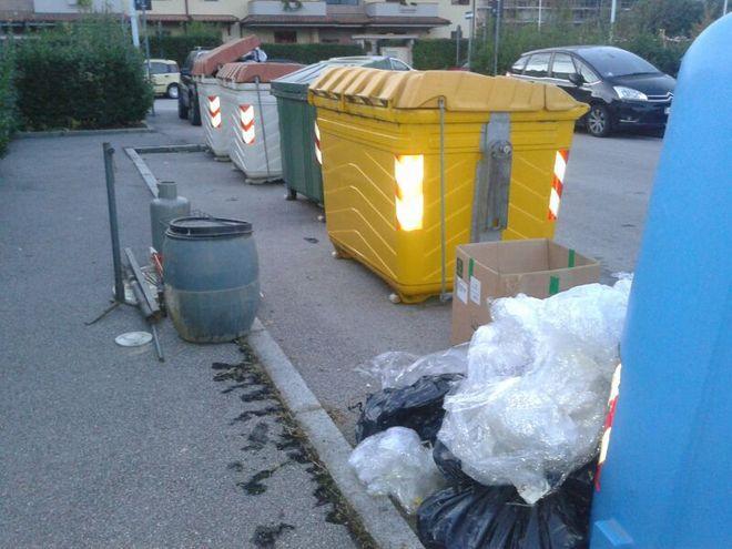 Rifiuti industriali nei cassonetti nella zona di Vergaio 