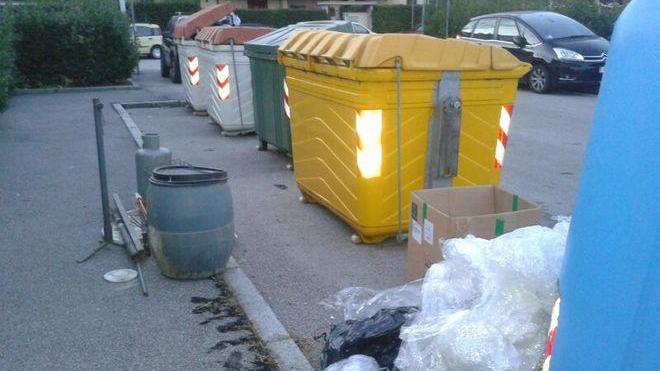 Rifiuti industriali nei cassonetti nella zona di Vergaio
