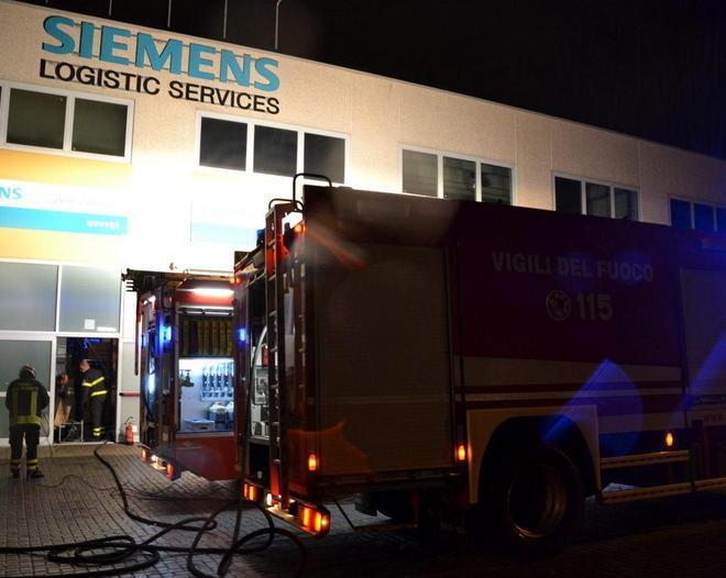 Incendio nella notte alla Siemens Logistic Services di Salviano 
