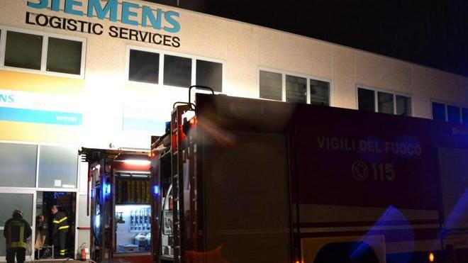 Incendio nella notte alla Siemens Logistic Services di Salviano
