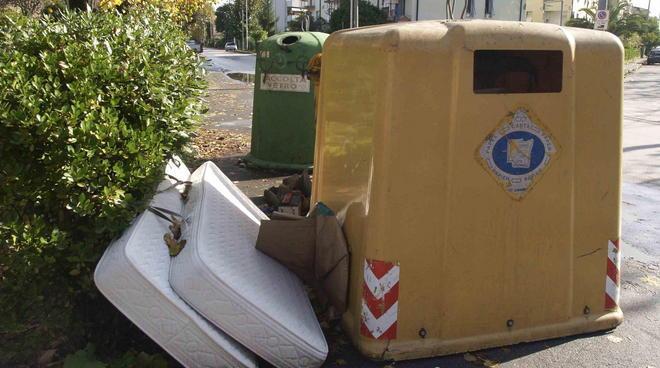 Gettano rifiuti il giorno sbagliato: multati di 600 euro