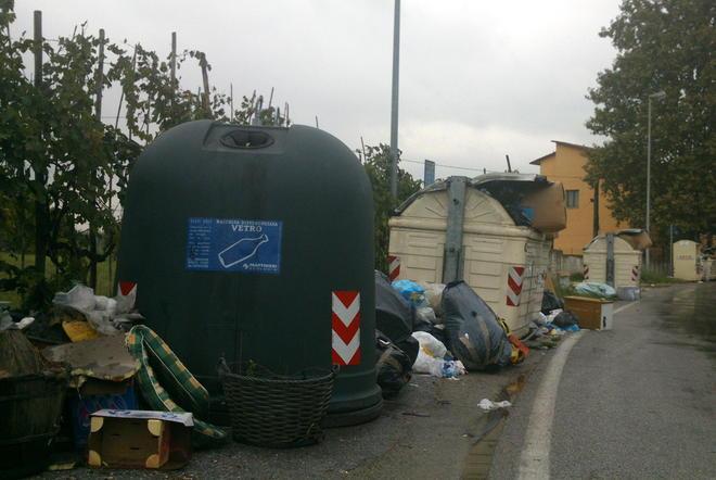 Via di Mezzo ridotta a discarica di rifiuti