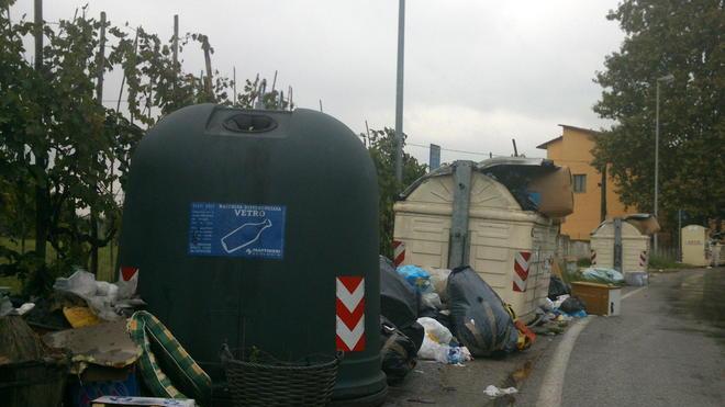 Via di Mezzo ridotta a discarica di rifiuti
