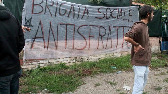I comitati manifestano sotto il municipio poi occupano un’abitazione