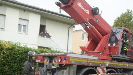 Maltempo, albero si abbatte su un’auto