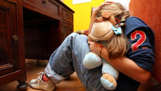 Violenta le due cugine minorenni e vistosi scoperto fugge all’estero 