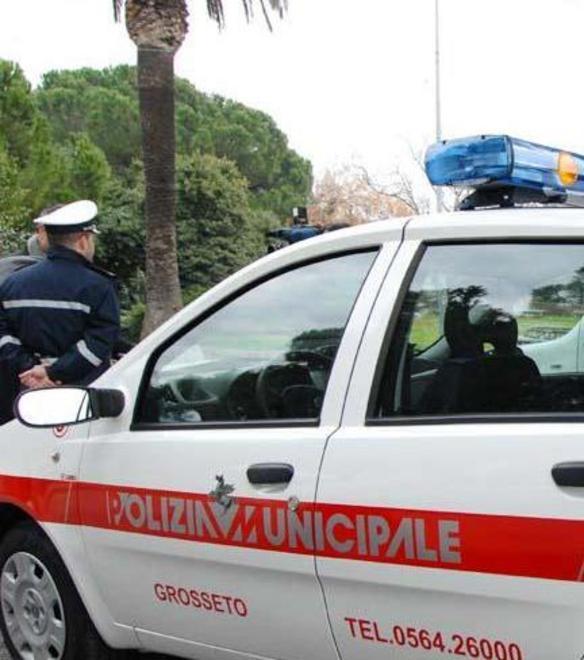 Nudo in strada: ricoverato