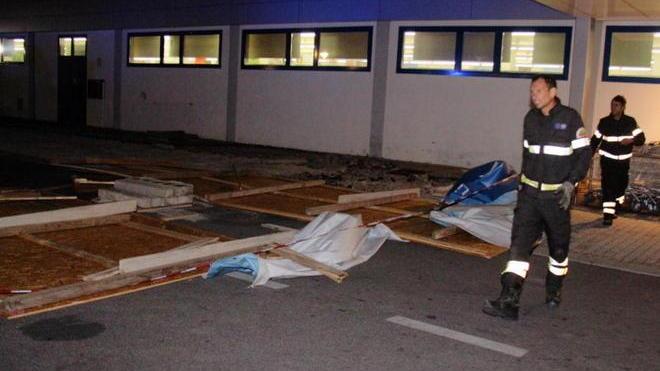 Cadono pannelli a Shangai, sfiorate le auto