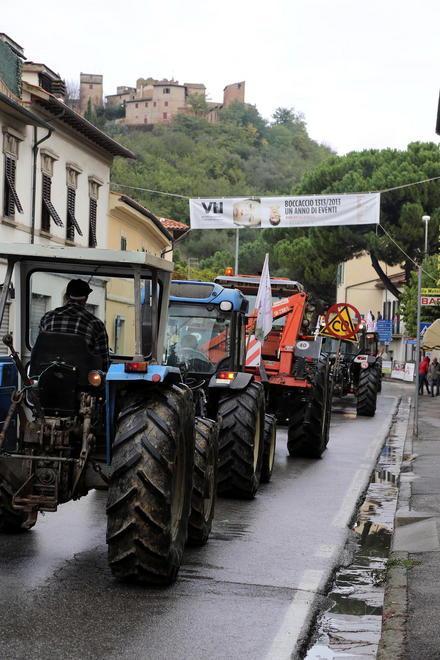 Corteo con macchine e trattori per dire no al gas 