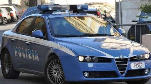 Il padre lo minaccia con la pistola, figlio lo disarma