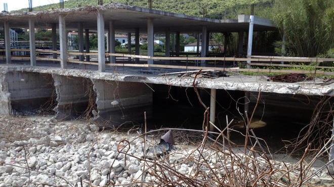 Ruspe pronte per cancellare l’ecomostro di Procchio