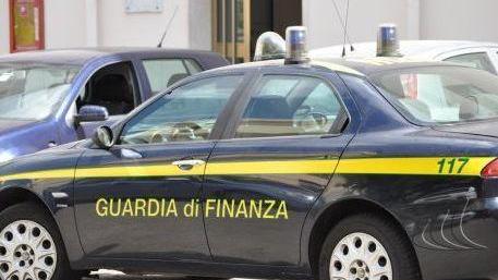 Sequestrati alimenti e abiti privi di etichetta