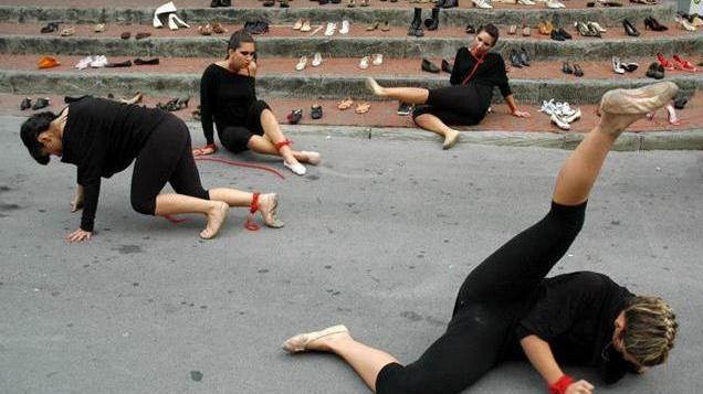Foto e flash mob per dire no al femminicidio
