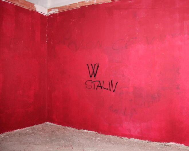«W Stalin» sul muro della Curva Nord appena riverniciato 