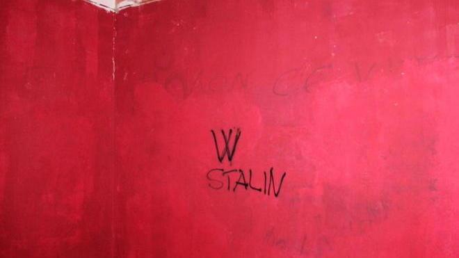 «W Stalin» sul muro della Curva Nord appena riverniciato
