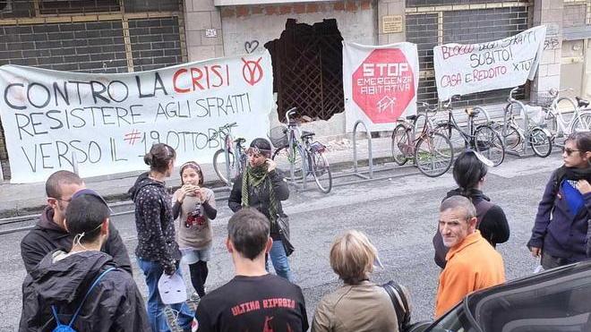 Muro sfondato, la protesta dei movimenti