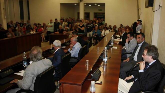 Il consiglio sfiducia Monciatti «Adesso si faccia da parte»