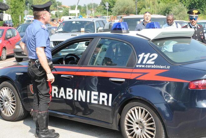 Svuotano l’armadio di vestiti e coperte 