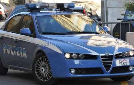 Minaccia moglie con pistola, figlio lo disarma 