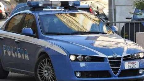 Minaccia moglie con pistola, figlio lo disarma