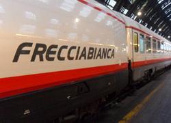Non ha il biglietto, picchia capotreno 