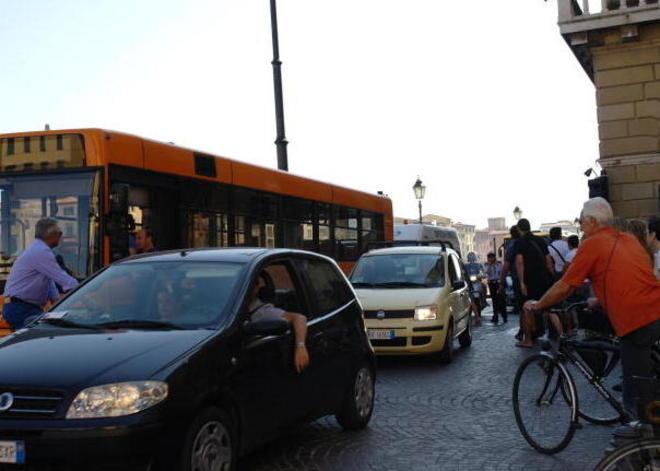 Si vendono meno auto: è la crisi o vince la bici? 