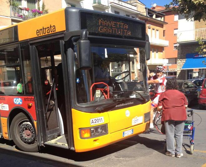 Salgono sul bus e non vogliono pagare il biglietto 