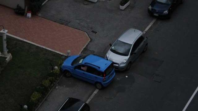 FOTO / Un parcheggio fuori... dalle righe