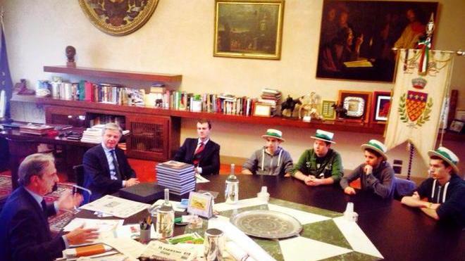 Il sindaco Cenni ringrazia le “pagliette” che hanno ripulito il vicolo