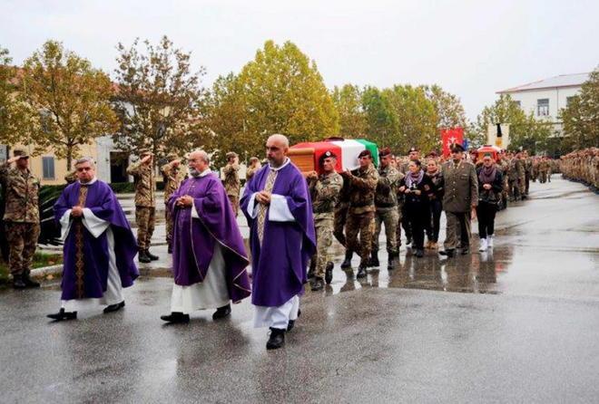 L’addio in caserma ai due caporali dei parà 