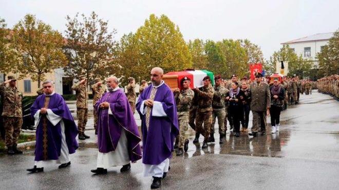 L’addio in caserma ai due caporali dei parà
