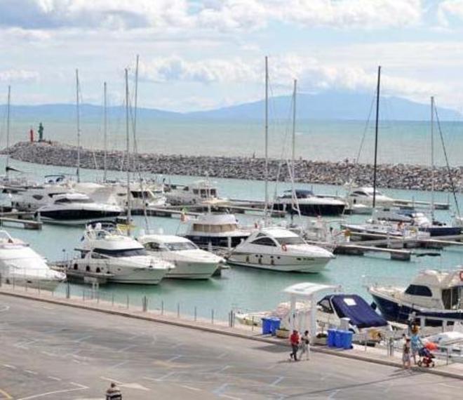 Danni, rumori e proteste al porto turistico