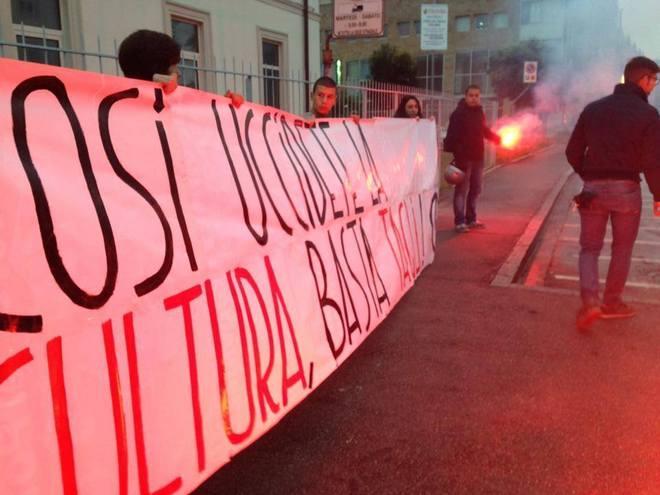Sit in di protesta del Blocco Studentesco davanti al liceo Livi 