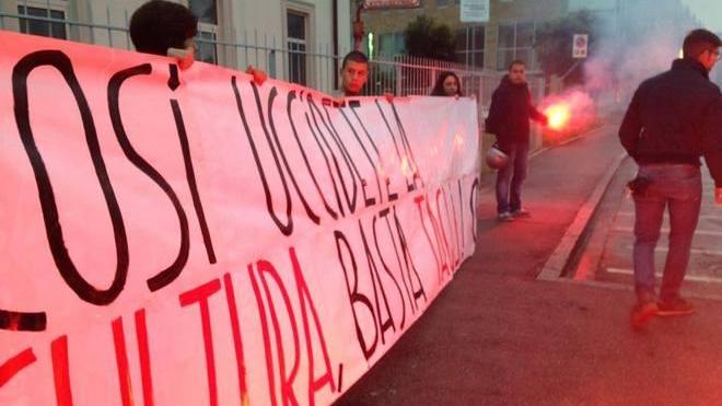 Sit in di protesta del Blocco Studentesco davanti al liceo Livi