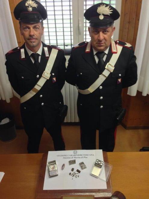 Droga: spaccia a studenti medie, mamma alunno lo fa arrestare 