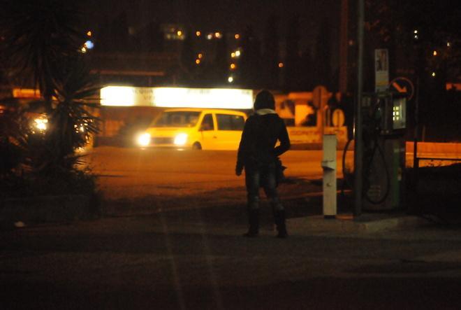 Oristano, dodicenne va a prostituirsi ma i poliziotti la salvano 