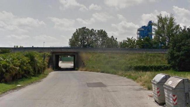 Si schianta in auto contro il muro, gravissimo pensionato