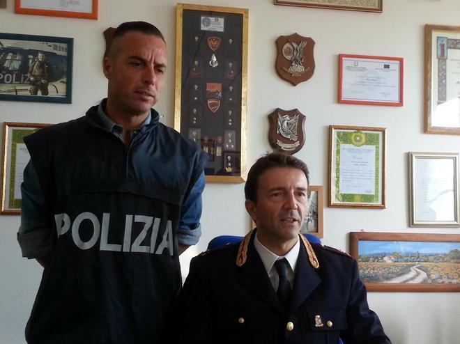 Si fa la doccia e si veste con gli abiti del poliziotto 