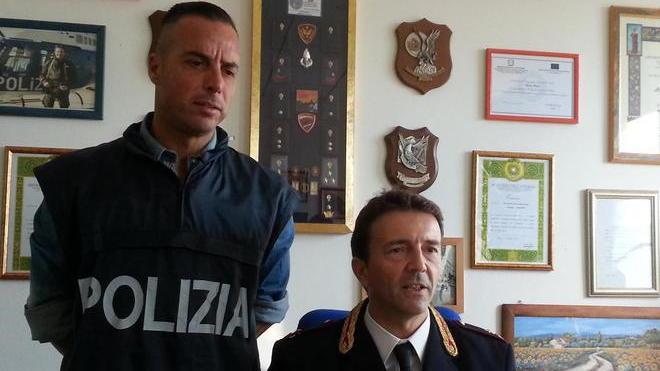 Si fa la doccia e si veste con gli abiti del poliziotto