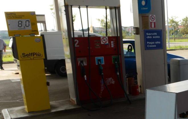 Tentano un furto al distributore, in fuga 