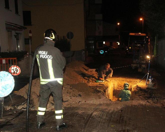 Gli operai rompono un tubo e fuoriesce il gas 
