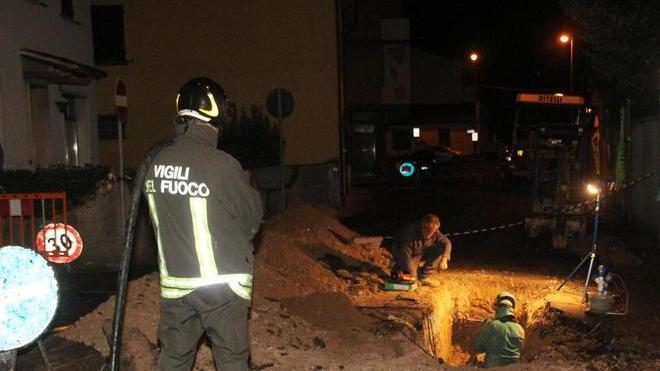 Gli operai rompono un tubo e fuoriesce il gas
