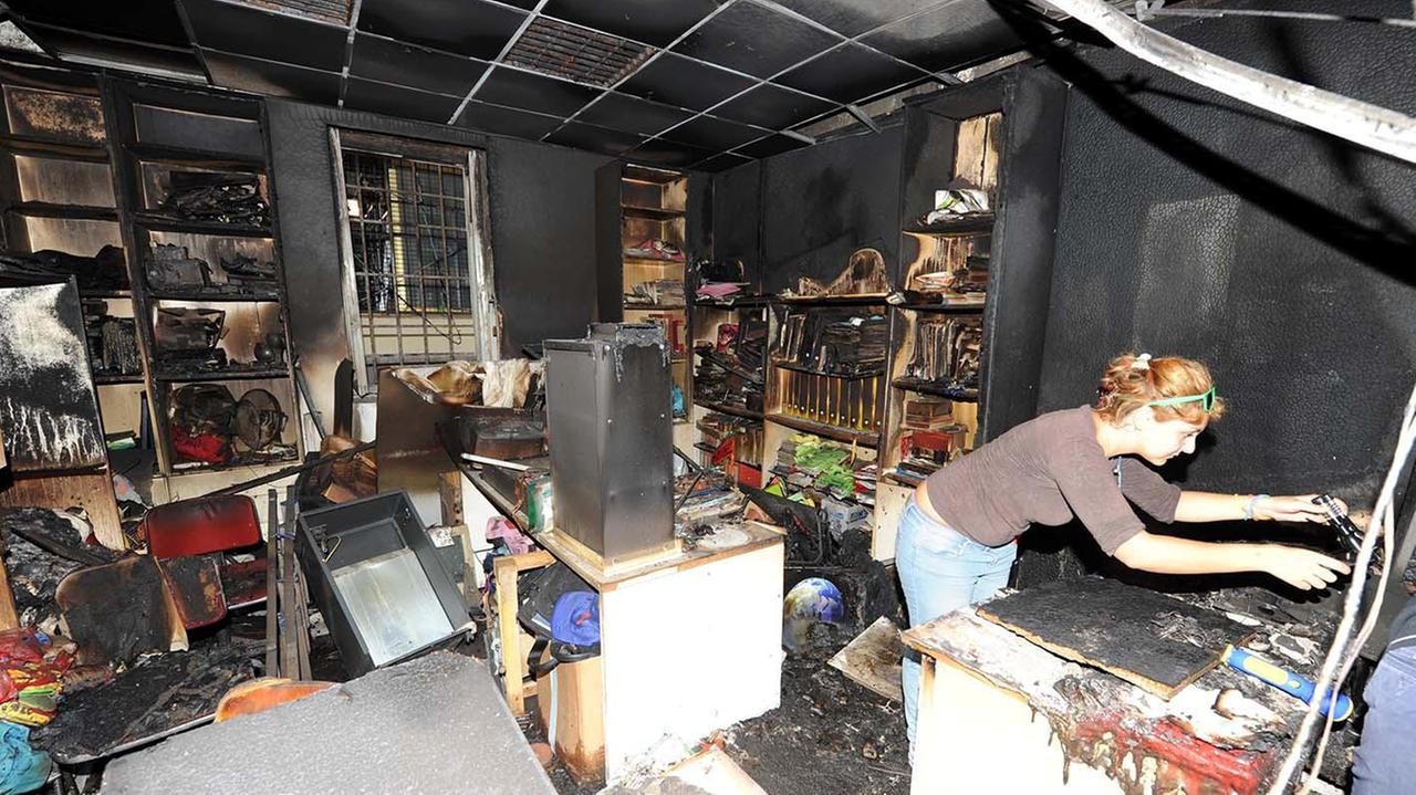 Incendio danneggia cartoleria in centro