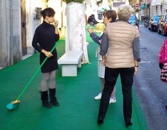 Carrara: vandali in via Verdi, proteste 