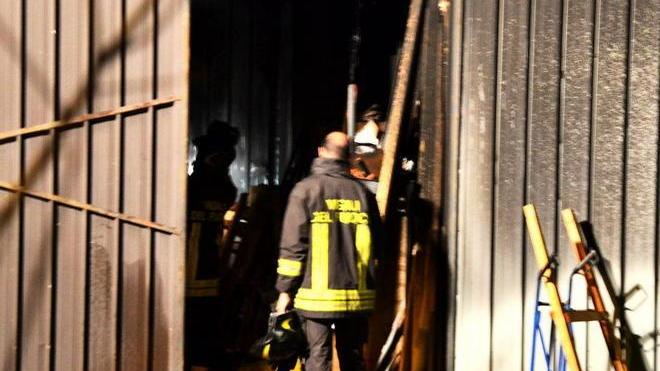 Incendio in un magazzino del Comune, bruciano cartelli stradali