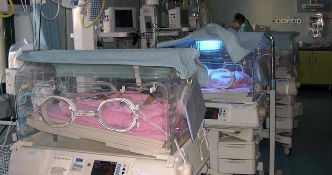 Grave neonato dopo il parto in casa 